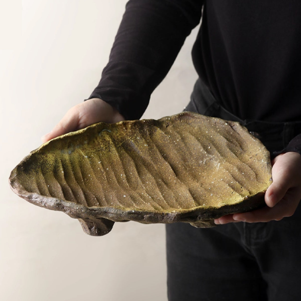 11吋陶瓷帶腳自然岩石造型盤 | 3色 | 長 29.5 cm 陶瓷 異型淺盤 - 好生活實驗所