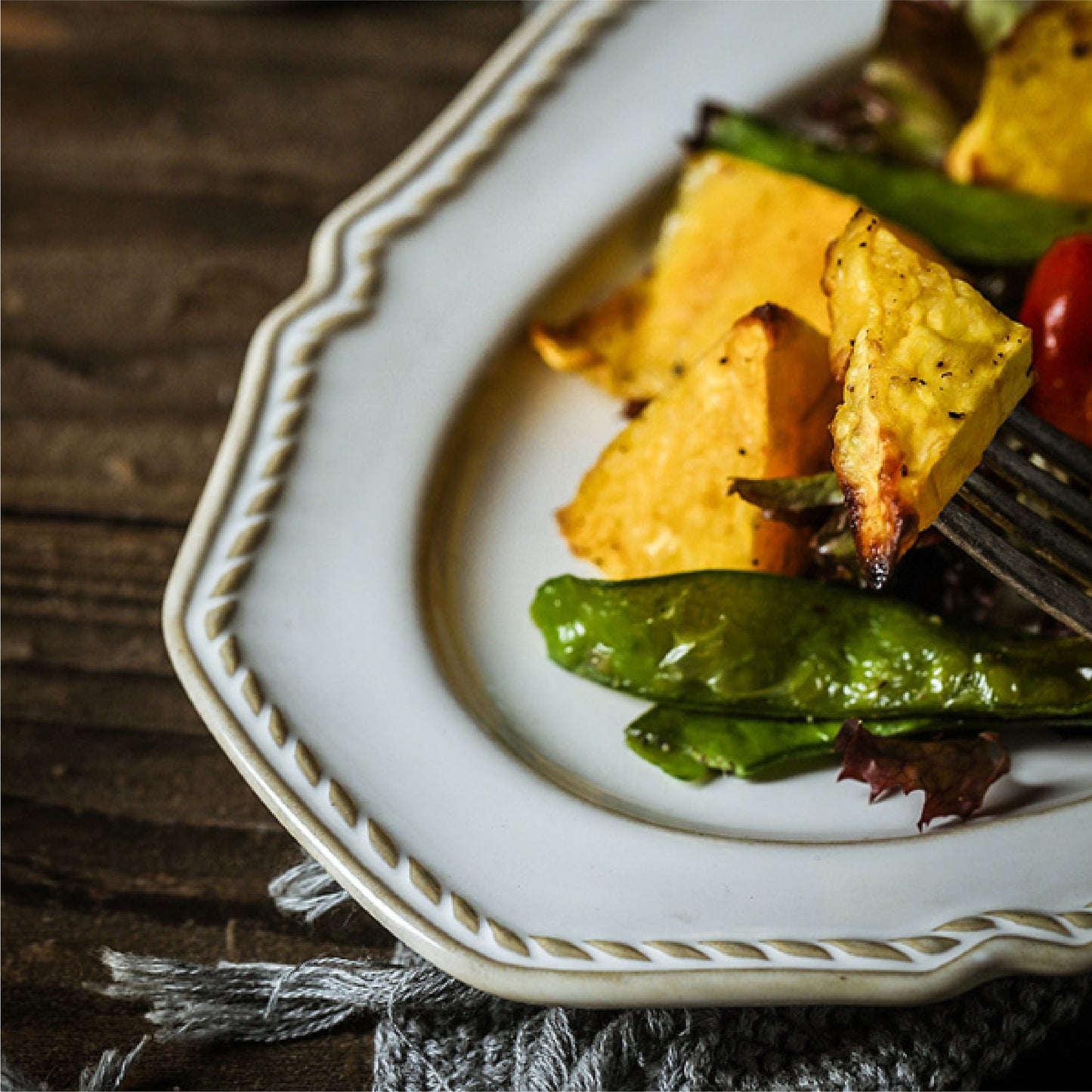 復古浮雕尼羅湯盤 | 白 | 直徑 21.4 cm 陶瓷 圓深盤