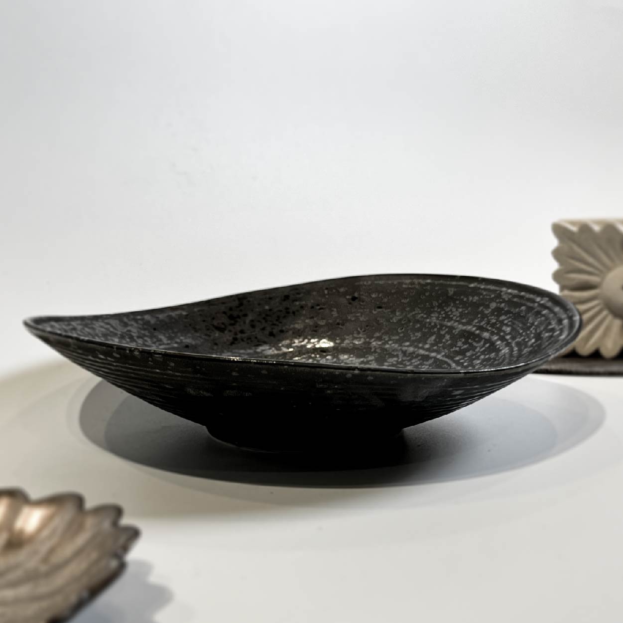 墨月陶瓷不規則圓盤 | 銀棕 | 19 cm 陶瓷 不規則圓盤