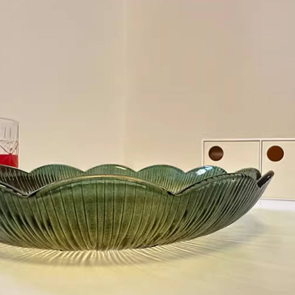 日照湖心花型玻璃果盤 | 直徑22 cm 玻璃 花形盤 - 好生活實驗所