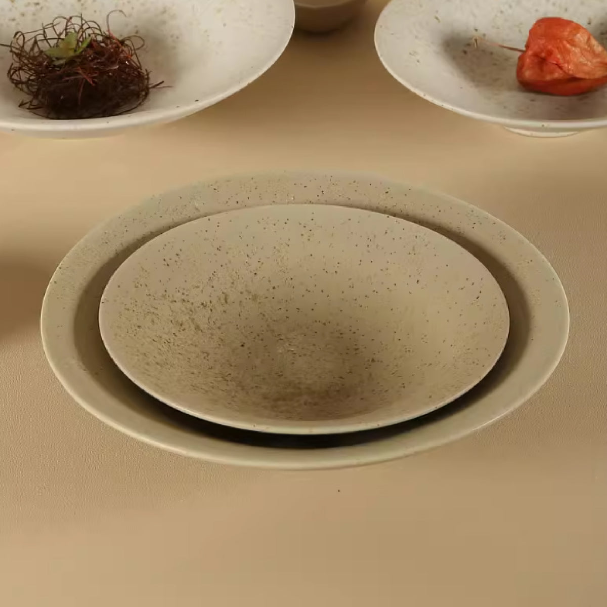 粗陶窯變釉點尖腳圓深盤 | 2色 | 直徑 16.3~24.7 cm 陶瓷 錐型圓深盤 - 好生活實驗所