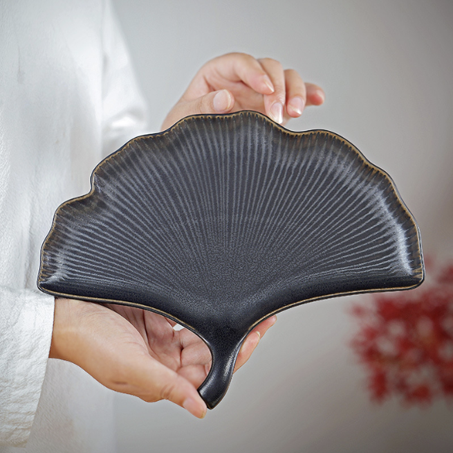 秋風銀杏盤 | 烏金 | 20 cm 陶瓷 小平盤