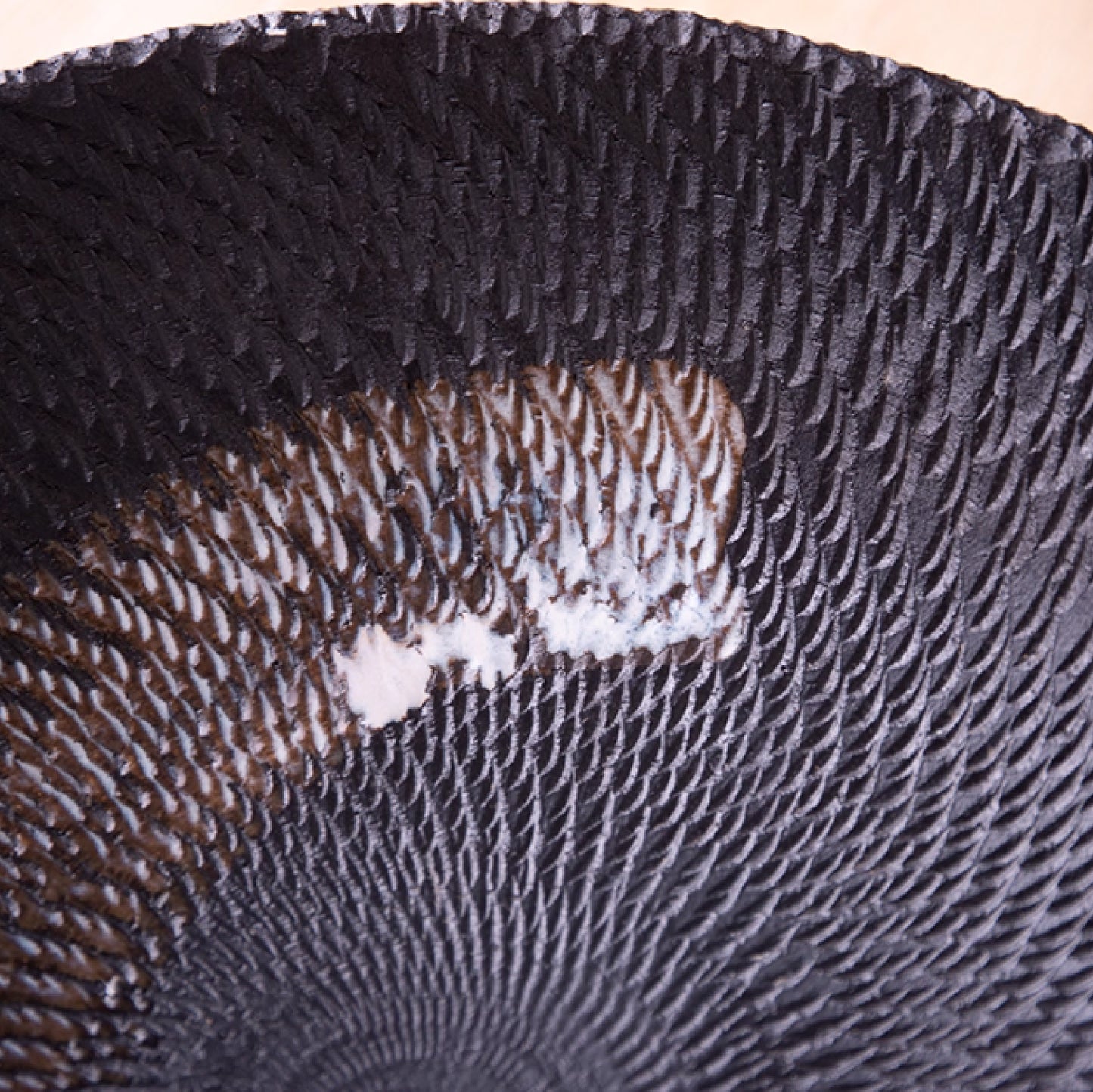 刻紋陶瓷深盤 | 深棕 |  直徑34.3 cm  陶瓷 圓深盤